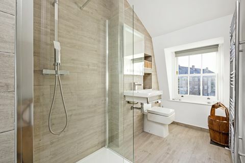 Savills - Varsity Row - propriété géorgienne - salle de bain