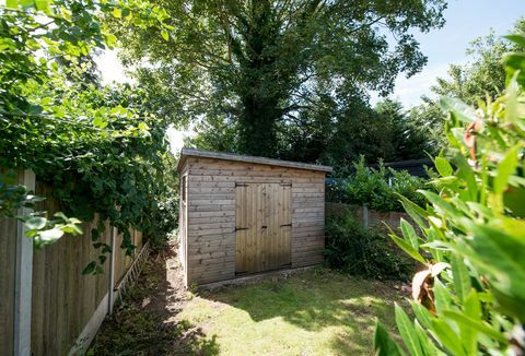 pénurie de bois, une vue générale d'un petit abri à outils au fond d'un jardin