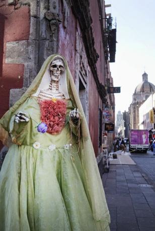 une statue de Santa Muerte à Mexico
