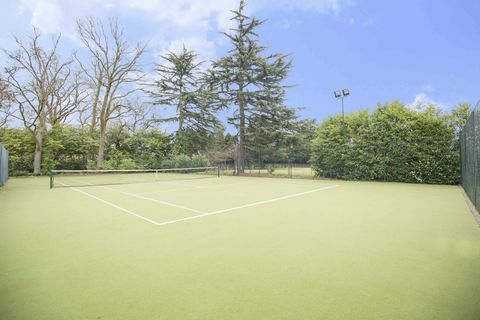 Court de tennis du Manoir, Sotheby's
