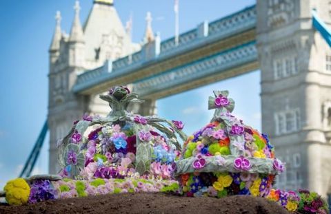 Les joyaux de la couronne royale recréés à partir de fleurs