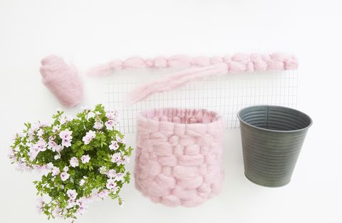 Pot de fleur de géraniums avec couverture en laine rose, projet de bricolage