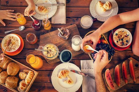 Jeune famille heureuse prenant son petit déjeuner