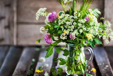 Bouquet de fleurs sauvages dans un bocal en verre sur une table en bois, concept d'été