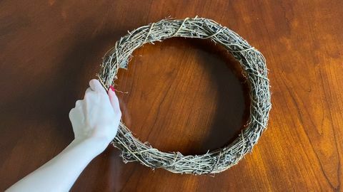 comment faire une couronne de vigne de Noël