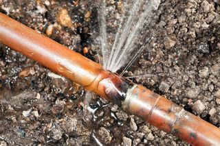 Fuite du tuyau principal d'eau en cuivre fissuré gelé