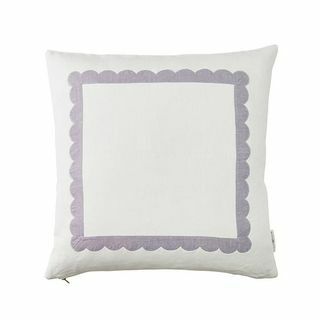 Coussin à bordure festonnée en lilas