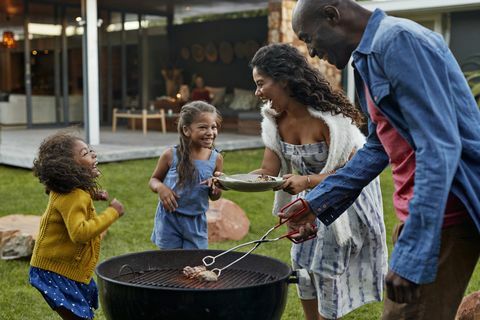 Cuisine familiale sur le grill dans leur jardin