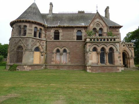 un bâtiment classé de deux étages de style gothique français passe sous le marteau avec un prix indicatif de 1 £