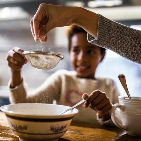 Tamiser la farine dans la cuisine