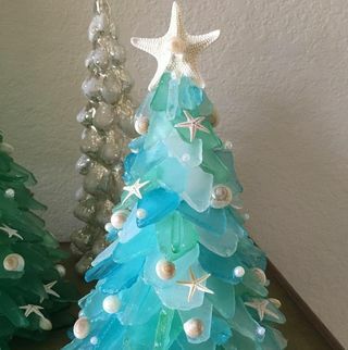 Sapin de Noël en verre de mer avec ornements