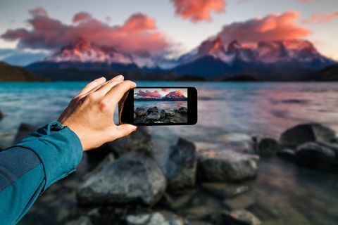 Photographier avec smartphone à la main. Concept de voyage. Torres del Paine, Chili
