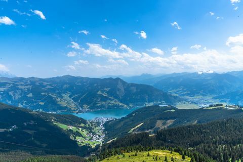 Vue panoramique des montagnes contre le ciel bleu