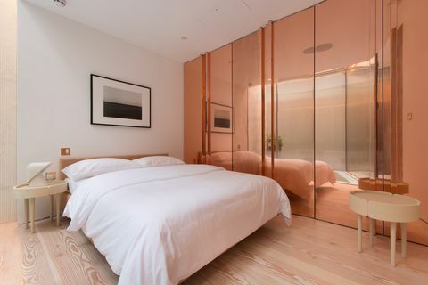 Chambre à coucher avec armoires en miroir en cuivre