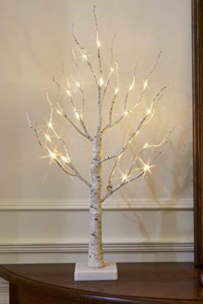 Arbre blanc avec des lumières