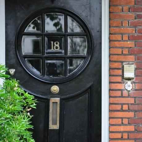 gros plan de la porte fermée de deux maisons