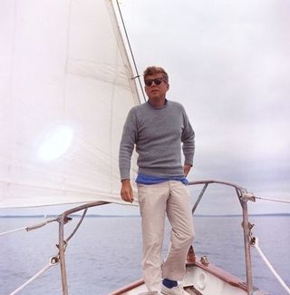 John F. Kennedy sur un voilier près de Hyannisport, Massachusetts.