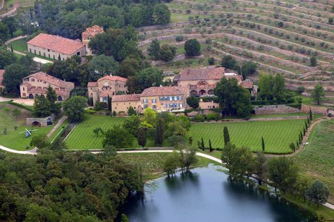 château miraval, domaine d'angelina jolie et brad pitt en provence, france