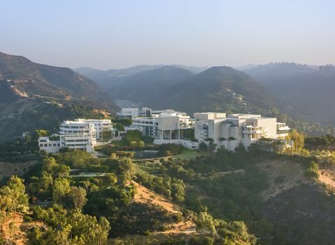 vue aérienne du centre getty à brentwood, los angeles au soleil du matin