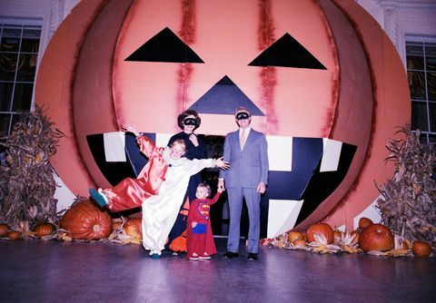 sur cette photo, le président jimmy carter, la première dame rosalynn carter, leur fille amy et leur petit-fils Jason pose pour un portrait de groupe devant une grande citrouille sur le portique nord lors d'une maison blanche halloween fête