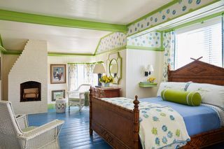 chambre verte, blanche et bleue avec des sols peints