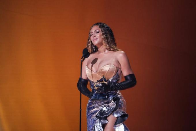 los angeles, californie 5 février beyonce accepte le prix du meilleur album de musique danceelectronic pour renaissance onstage pendant le 65e grammy awards au cryptocom arena le 05 février 2023 à los angeles, californie photo de robert gauthier los angeles times via getty images