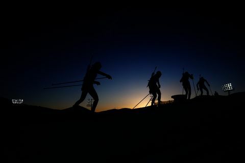 les athlètes concourent pendant le biathlon mixte