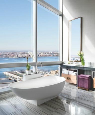 Baignoire dans un hôtel de New York avec vue sur la rivière Hudson