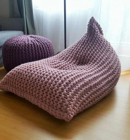 Pouf en tricot rose 