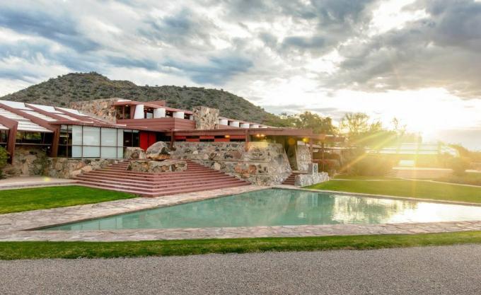 Bâtiment Taliesin West avec de l'eau à l'avant conçu par Frank Lloyd Wright