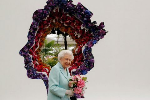 La reine Elizabeth britannique lui rend un hommage floral pour son 90e anniversaire, conçu par le fleuriste Veevers Carter, sur le nouveau marché aux fleurs de Covent Garden au RHS Chelsea Flower Show 2016 à Londres, Royaume-Uni lundi mai 23, 2016.