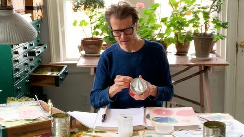 homme assis au bureau avec du papier