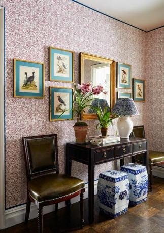 foyer, papier peint floral rouge, table d'appoint en bois, plantes