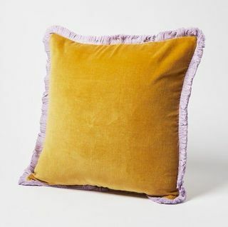 Coussin à franges en velours jaune moutarde Issey