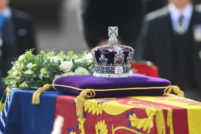 le cercueil transportant la reine elizabeth ii est transféré du palais de buckingham au palais de westminster