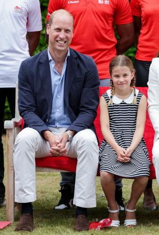 le prince william de bretagne, le duc de cambridge l et la princesse charlotte de cambridge r de bretagne posent pour un phographe lors d'une visite à la maison sportsaid le cinquième jour des jeux du commonwealth à birmingham, centre de l'angleterre, le 2 août 2022, la duchesse est devenue la marraine de sportsaid en 2013, programme à terme de l'équipe d'angleterre est un partenariat entre sportsaid, sport england et commonwealth games england qui verra environ 1 000 jeunes athlètes talentueux et personnel de soutien en herbe eu l'occasion d'assister aux jeux et de jeter un coup d'œil dans les coulisses photo de chris jackson pool afp photo de chris jacksonpoolafp via getty images