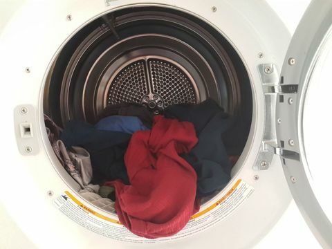 Vêtements dans une machine à laver