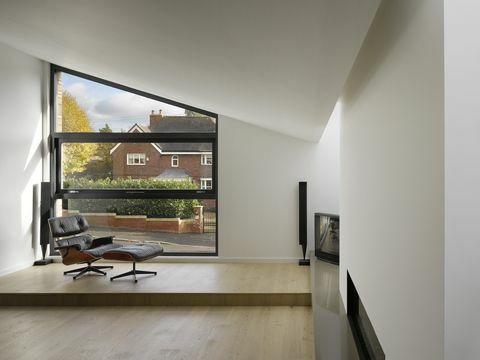 Chaise et tabouret Eames dans un espace minimal, maison privée, Worsley