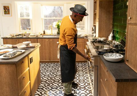 le chef marcus samuelsson dans sa cuisine