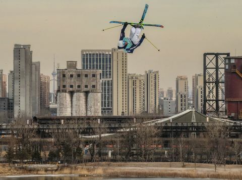 Nicholas Goepper de l'équipe des États-Unis effectue un tour