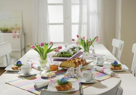 Table à manger avec réglage de petit-déjeuner de Pâques