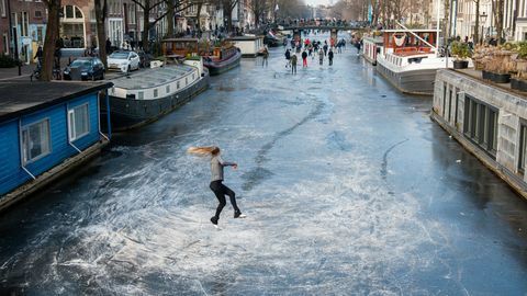 Des dizaines de personnes patinent sur les canaux d'Amsterdam