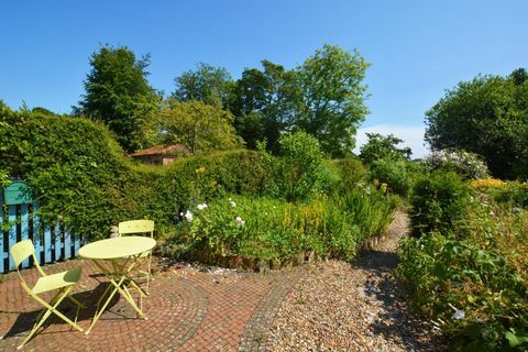 Cottage rose pittoresque dans le village Norfolk de Stanhoe