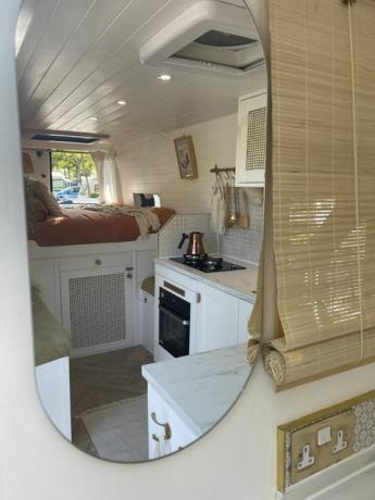 un couple transforme une camionnette en superbe mobil-home