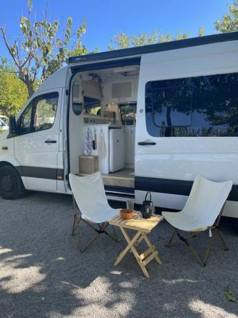 un couple transforme une camionnette en superbe mobil-home