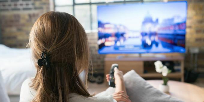 femme regardant la télé à la maison