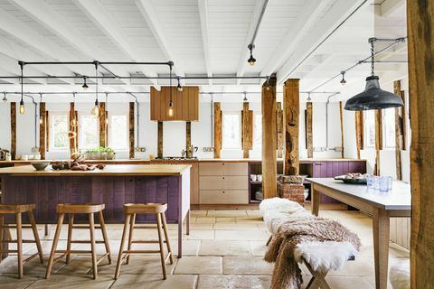 cuisine en bois violet et exposé avec réfrigérateurs sous le comptoir cachés