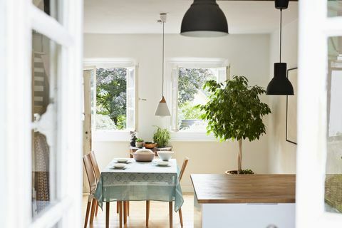 Cuisine et salle à manger modernes et lumineuses dans une ancienne maison de campagne