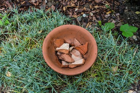 pot de fleur en faïence avec des pièces fissurées à l'intérieur