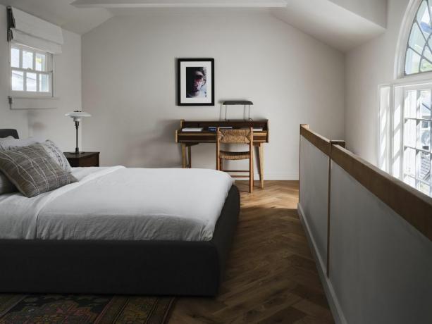 intérieur de la chambre, loft, fenêtre cintrée, bureau